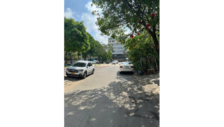 BÁN ĐẤT VIP QUẬN 2 - GẦN BV LÊ VĂN THỊNH